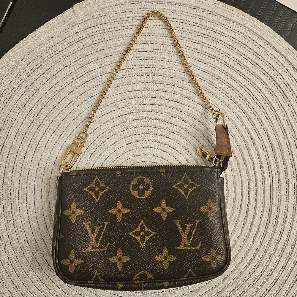 ⭐SOLD⭐ Louis Vuitton Mini Pochette Accessoires Monogram | Chain Strap | France - Picture 4 of 10